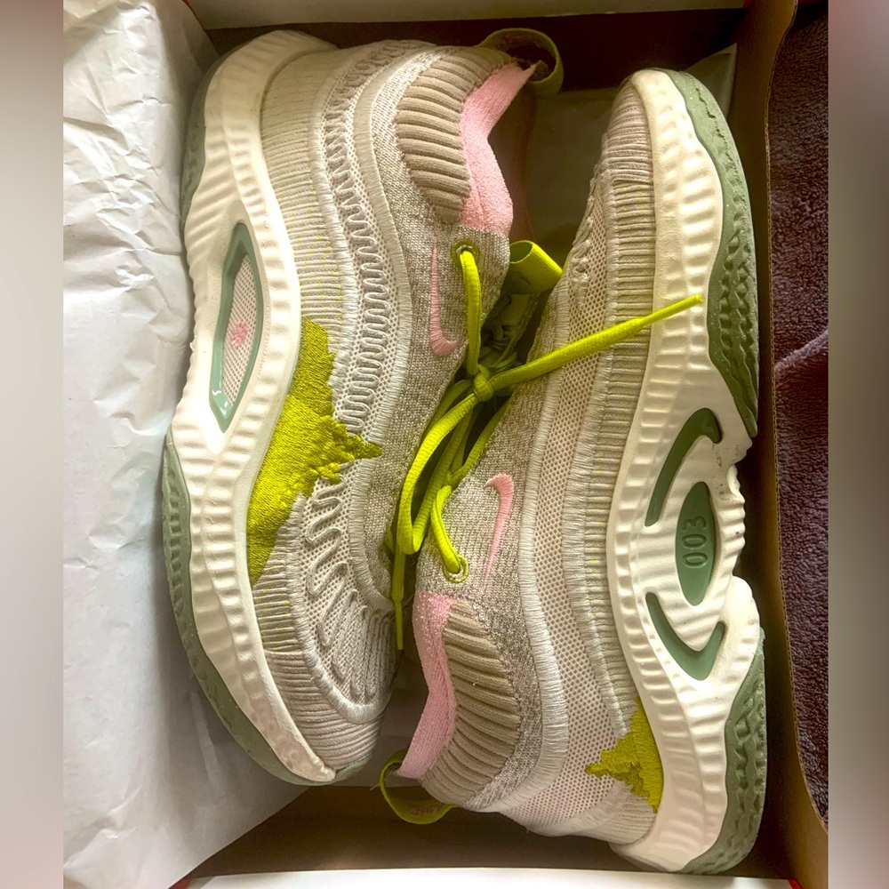 Nike Cosmic basketball shoes